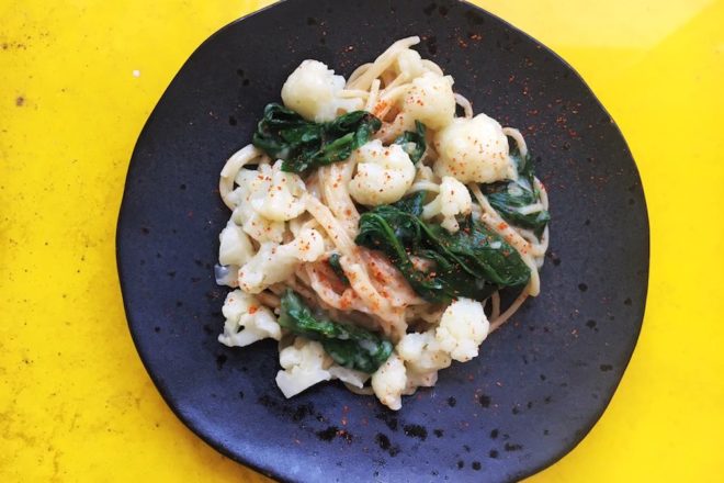 Rezept für Nudeln mit Blumenkohl, Spinat und Piment D'Espelette, vegetarisch