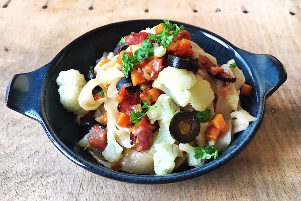 Rezept für Nudeln mit Blumenkohl, Süßkartoffeln, Schinken und schwarzen Oliven
