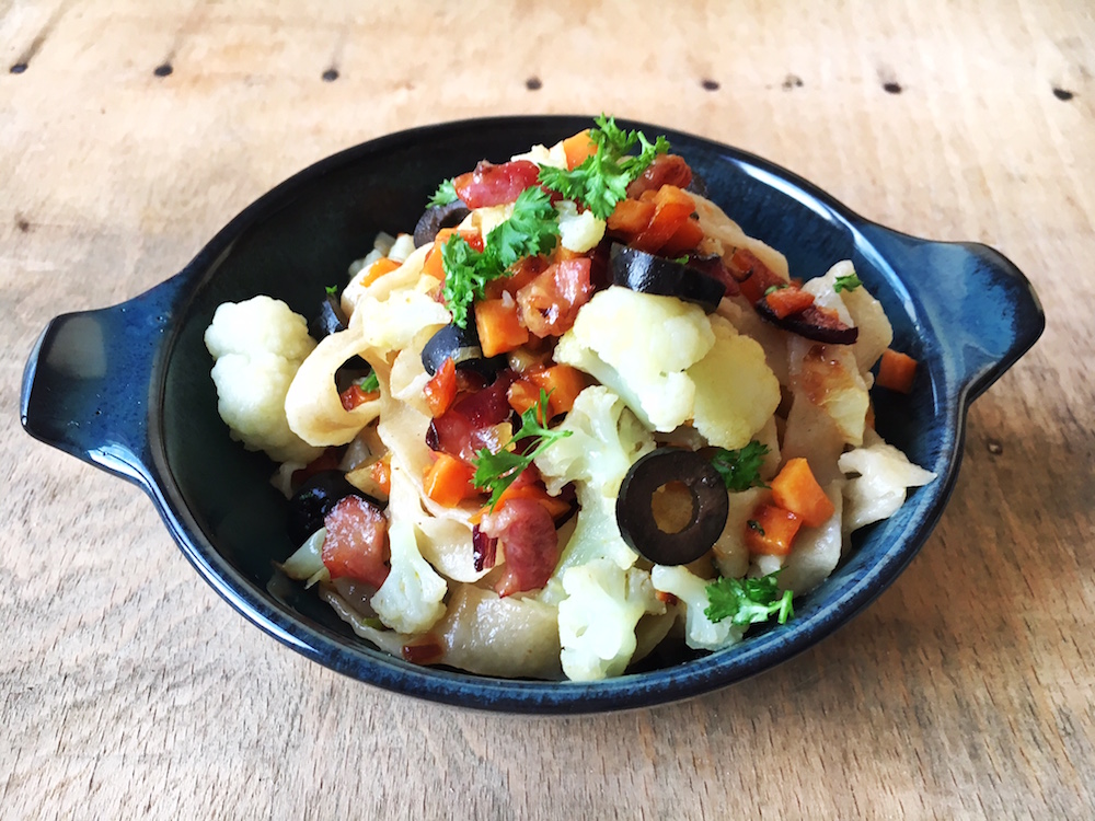 Rezept für Nudeln mit Blumenkohl, Süßkartoffeln, Schinken und schwarzen Oliven