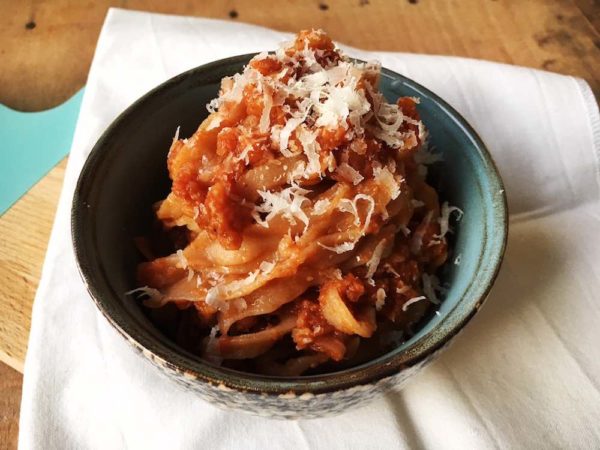Rezept für eine vegetarische Bolognese mit Blumenkohl und roten Linsen und Spaghetti