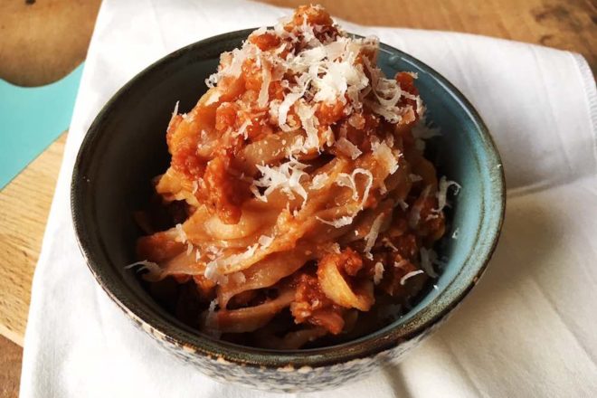 Rezept für eine vegetarische Bolognese mit Blumenkohl und roten Linsen und Spaghetti