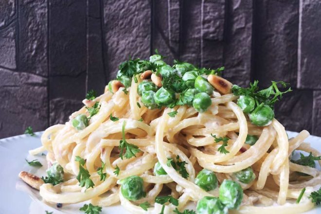 Spaghetti mit Erbsen, Chili und Zitrone in Frischkäsesauce. Vegetarisch. Rezept für Nudel