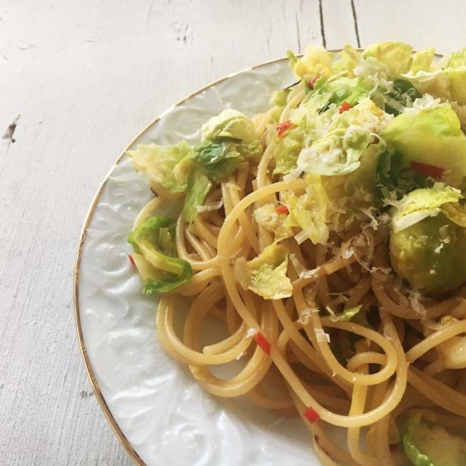 Rosenkohl-Zitronen-Pasta. Vegetarisches Nudel-Rezept