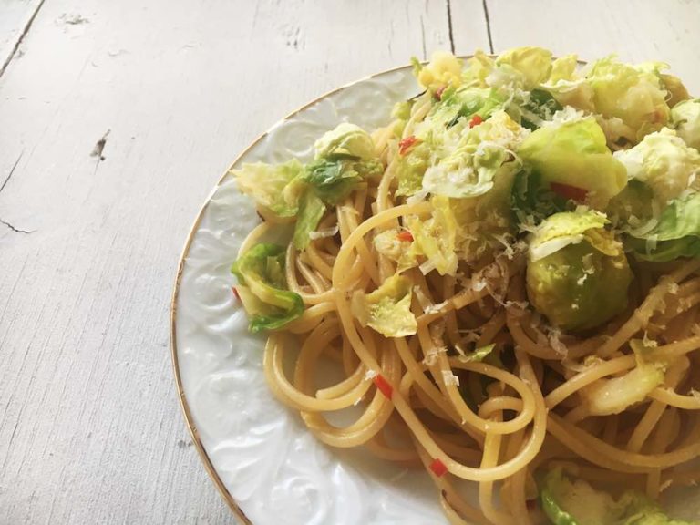 Spaghetti mit Rosenkohlblättern und Zitrone | PASTAMANIAC