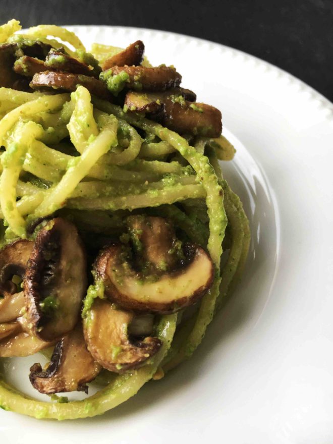 Nudeln mit Erbsen-Pesto und Pilzen. Veganes Nudel-Rezept
