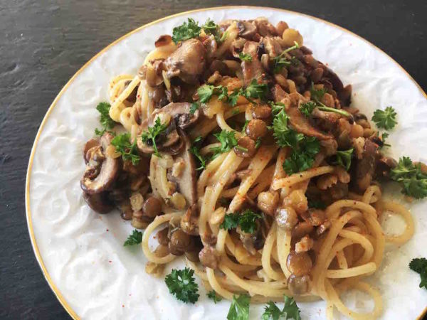 Nudel-Rezept für Spaghetti mit Linsen und Pilzen in einer Sahnesauce. Vegetarisch. Pasta