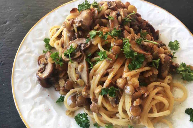 Nudel-Rezept für Spaghetti mit Linsen und Pilzen in einer Sahnesauce. Vegetarisch. Pasta