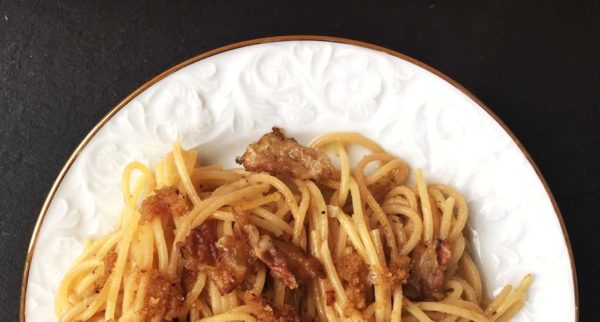 Spaghetti mit Lardo-Speck, Rosmarin und Semmelbröseln. Schnelles Nudel-Rezept