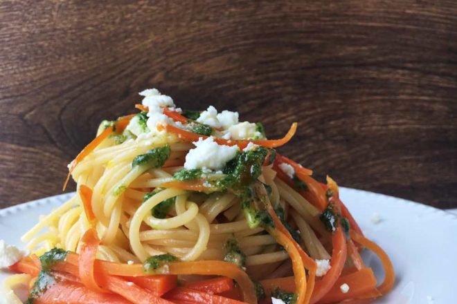 Nudeln mit Möhren, Schafskäse und Petersilien-Mandel-Öl, vegetarisches Pasta-Rezept