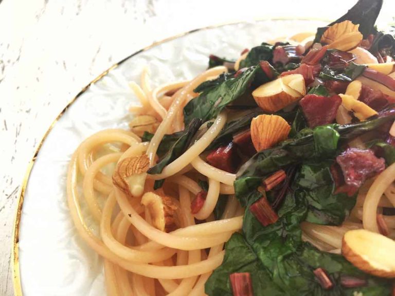 Spaghetti mit gedünsteten rote Bete Blättern | PASTAMANIAC