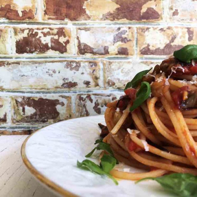 Pasta alla Norma, vegetarisches Nudelrezept mit Auberginen, Tomaten, Ricotta Salata und Basilikum