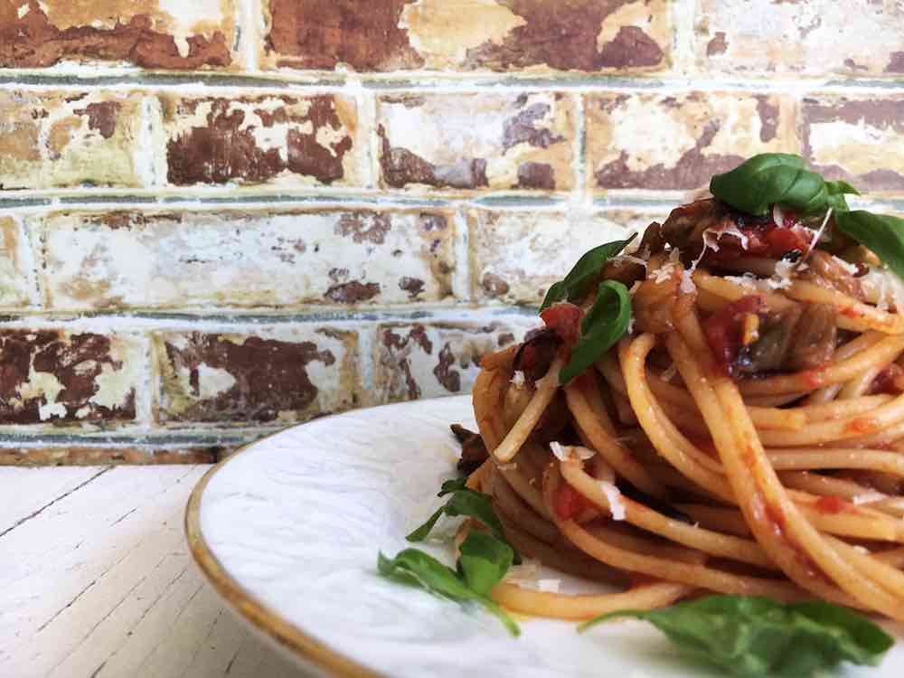 Pasta alla Norma, vegetarisches Nudelrezept mit Auberginen, Tomaten, Ricotta Salata und Basilikum