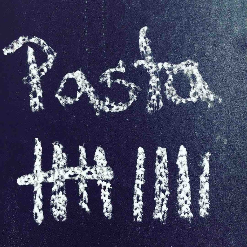 Pastamaniac: Monatsrückblick Mai 2018. Tafel mit Strichliste, wie viel Pasta ich im Mai gegessen habe