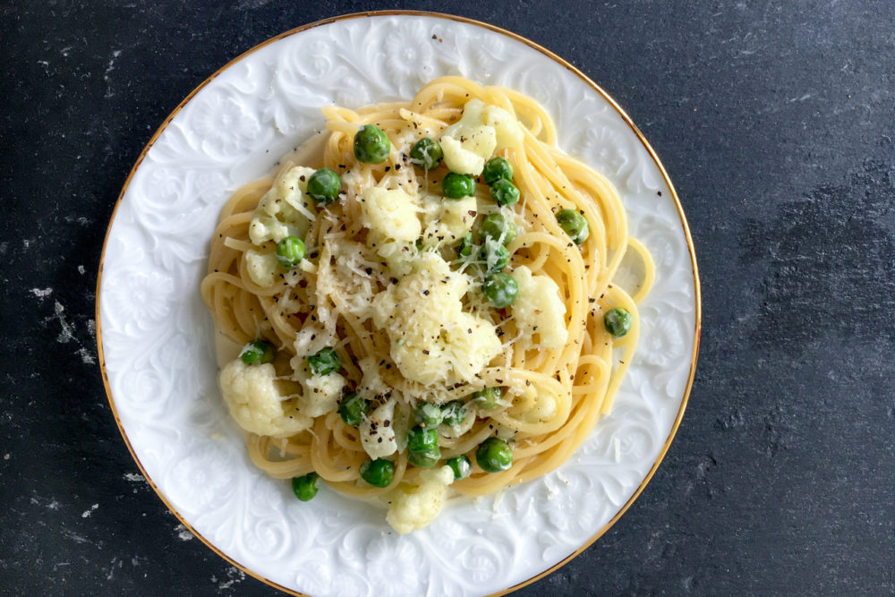 Rezept für Nudeln mit Blumenkohl und Erbsen in einer Käse-Sahne-Sauce. Vegetarisch. Pasta, Spaghetti