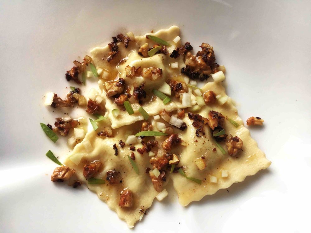 Ravioli mit Gorgonzola-Mascarpone an Birne-Walnuss-Butter | PASTAMANIAC