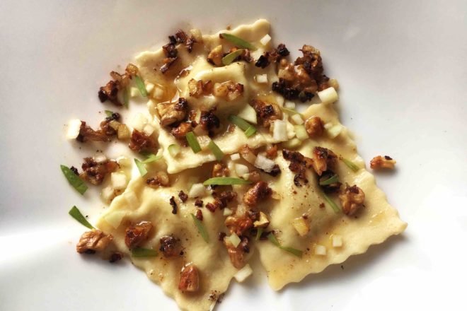 Selbstgemachte Ravioli mit Gorgonzola-Mascarpone Füllung an Butter-Walnuss-Butter mit Estragon, vegetarisch