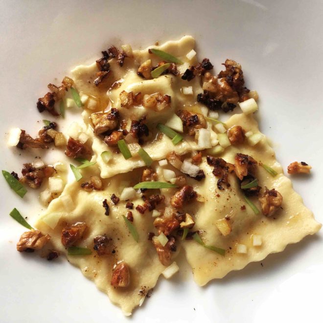 Selbstgemachte Ravioli mit Gorgonzola-Mascarpone Füllung an Butter-Walnuss-Butter mit Estragon, vegetarisch